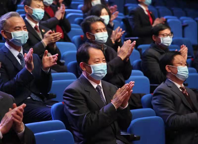 市领导观看宣讲.jpg